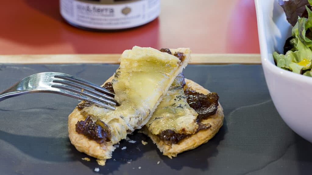 Bleu d’auvergne et Confit d’oignons au caramel beurre salé aix&terra