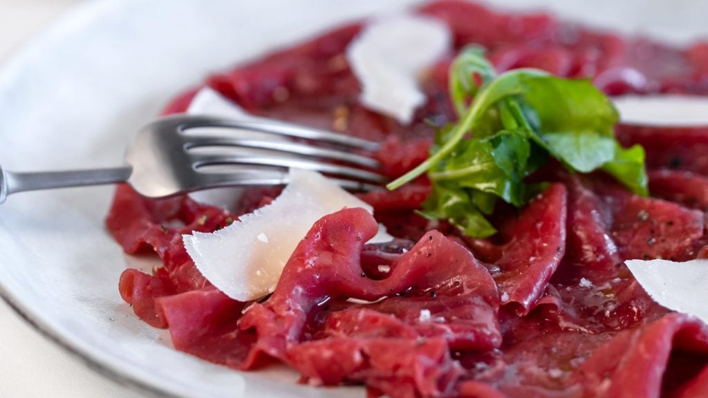 Carpaccio de bœuf, huile d’olive et truffe noire aix&terra