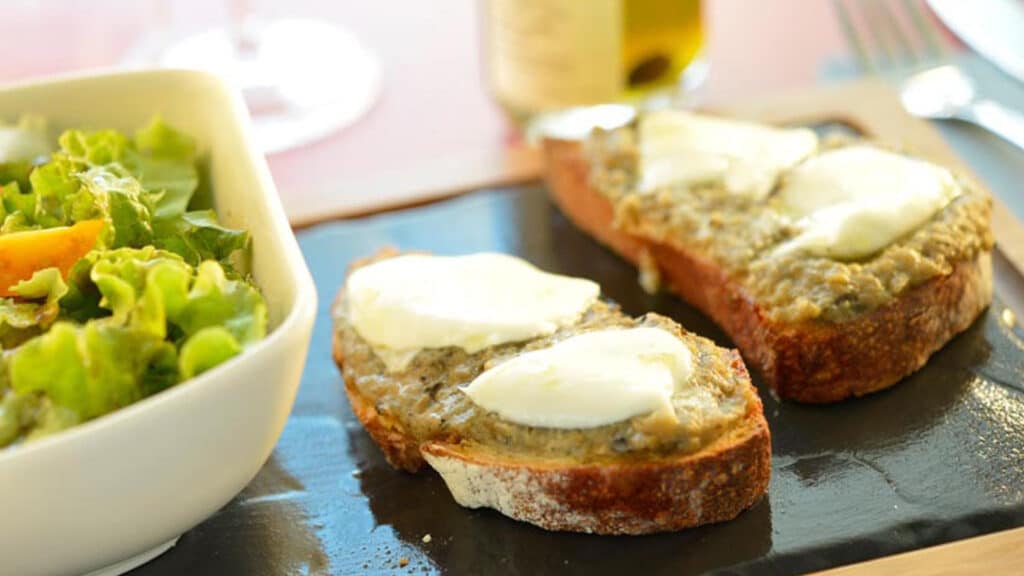 Tartine mozzarella di buffala et Caviar d’aubergines à la truffe noire aix&terra