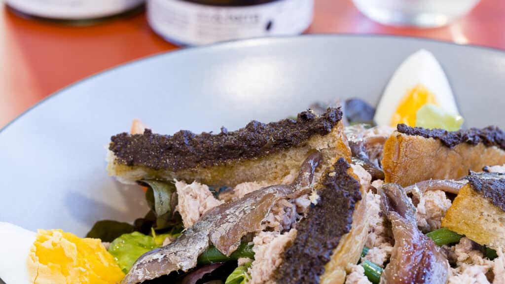 Salade Niçoise revisitée à la Tapenade noire bio aix&terra