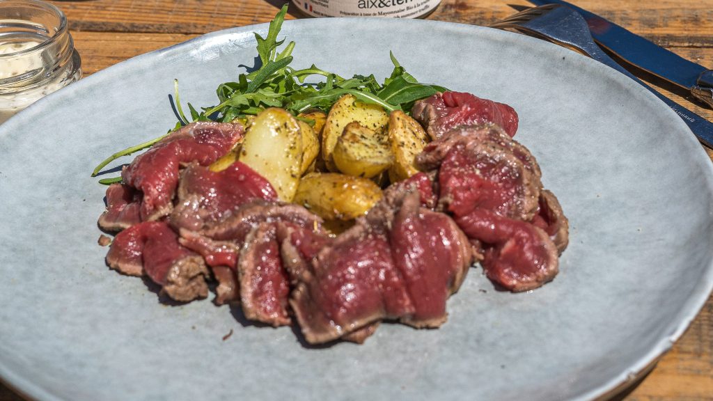 Tataki de bœuf, Mayonnaise bio à la truffe d'été, pommes de terre grenaille aix&terra