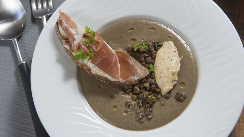 Velouté lentilles Crème d'ail doux truffe d'été aix&terra, toast jambon cru Guèze