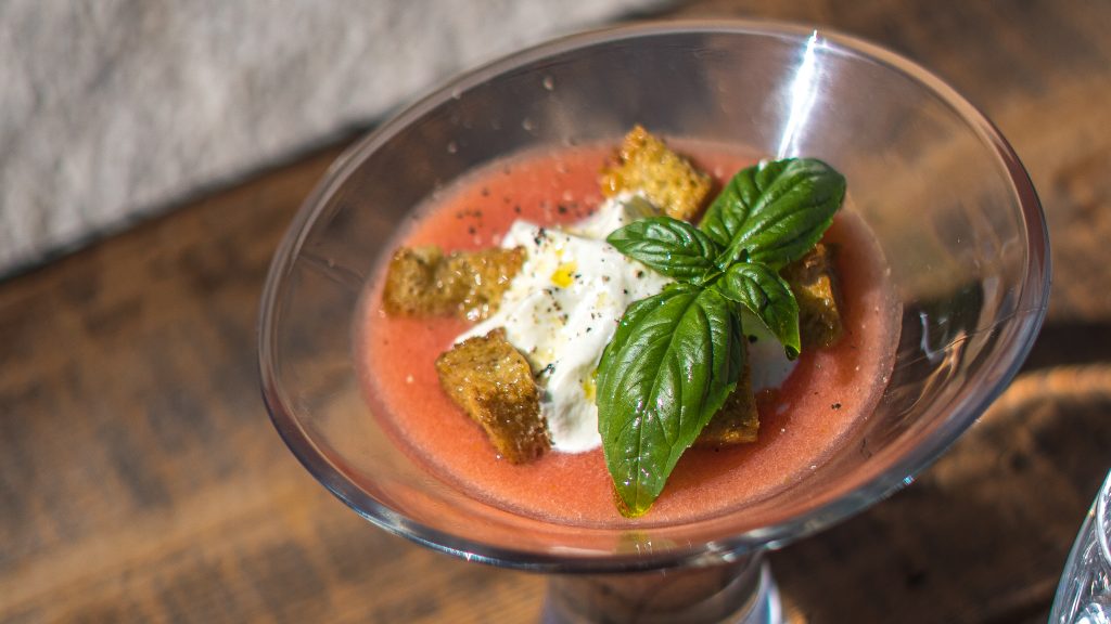 Recette de gaspacho de tomate fraise, Huile d’olive basilic et Tapenade noire bio aix&terra