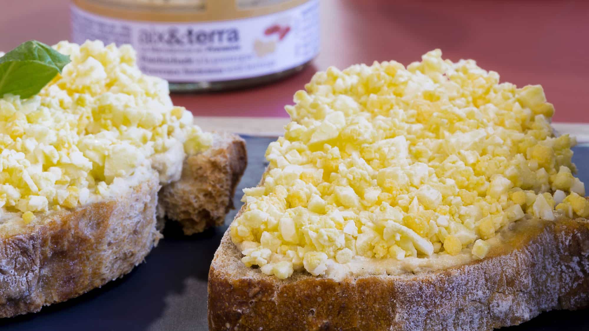 Duo de tartines œuf mimosa et Poichichade à la Poutargue aix&terra