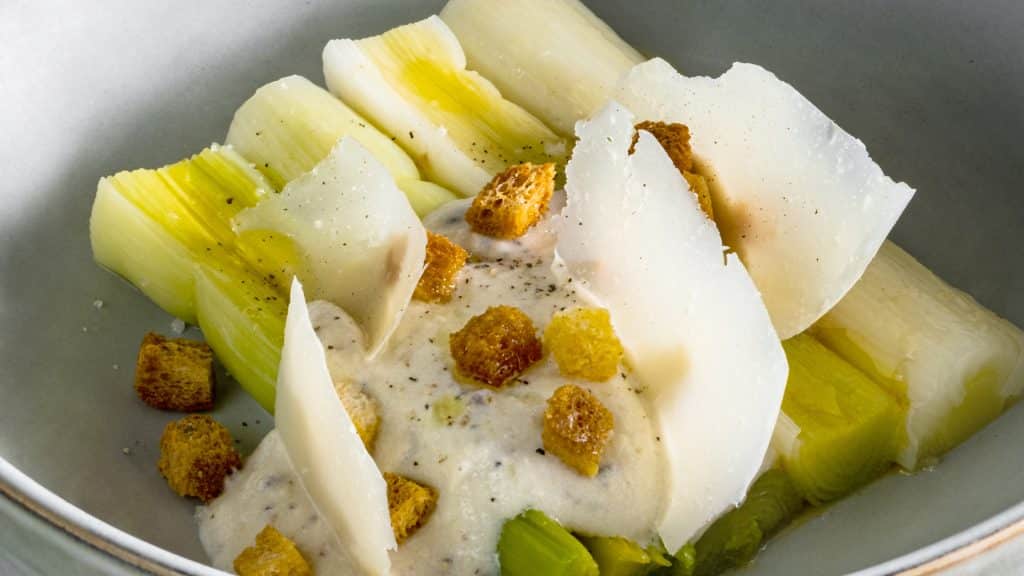 Recette poireaux printaniers Crème de parmesan à la truffe d'été aix&terra_Stanislas Gros