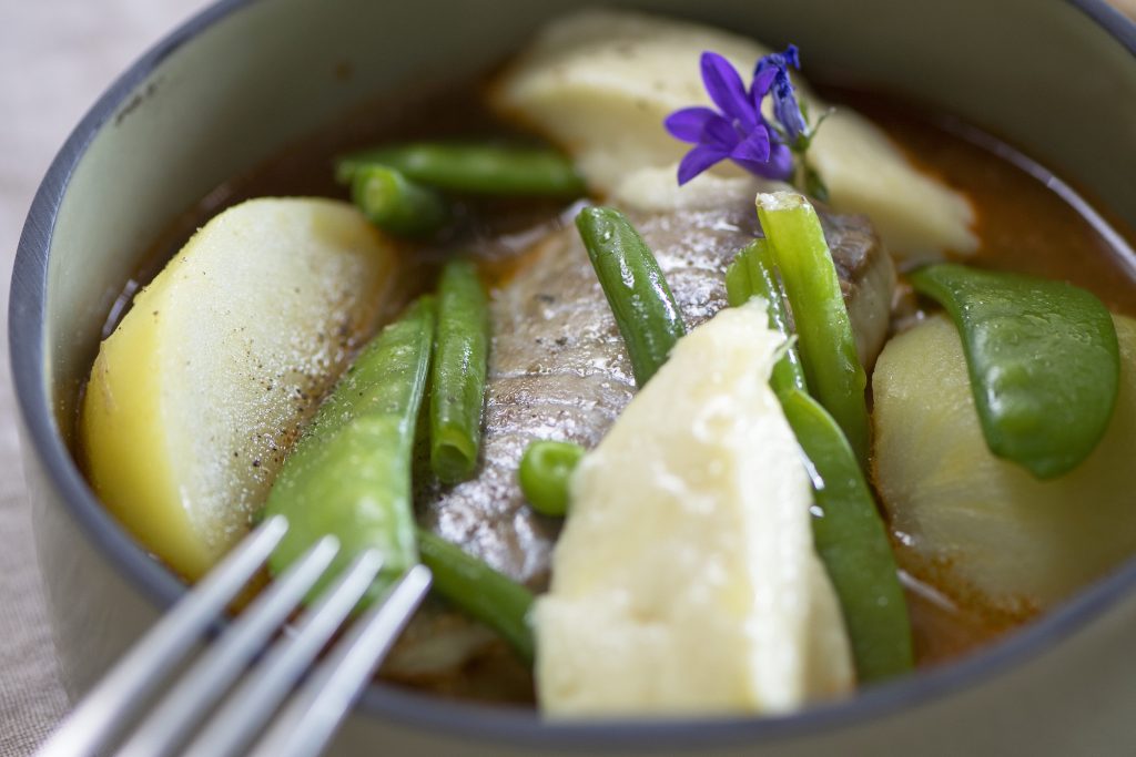 Dos de cabillaud, Aïoli doux bio, bouillon de poisson, légumes