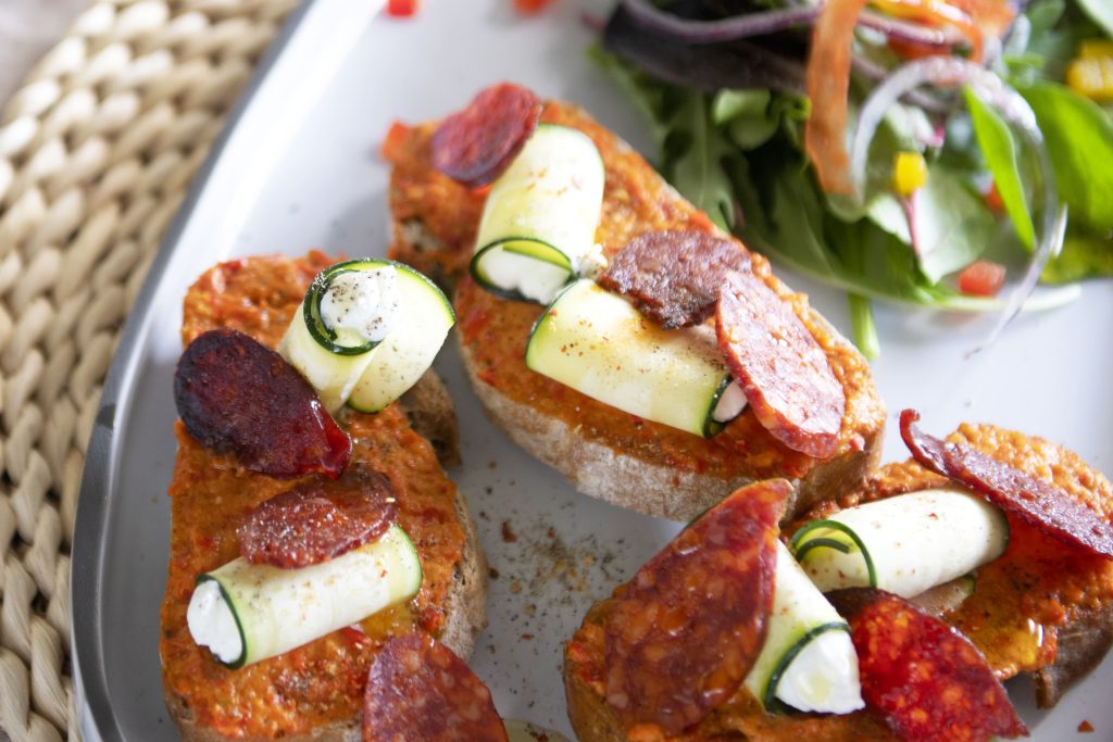 Tartine Poivronade bio, chorizo et roulé courgette chèvre