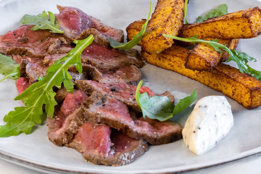 Tataki de boeuf, Mayonnaise bio truffe d'été, frites de polenta