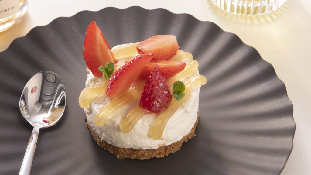 Cheesecake, gel de Balsamique blanc aux écorces d'orange bio, fraises aix&terra