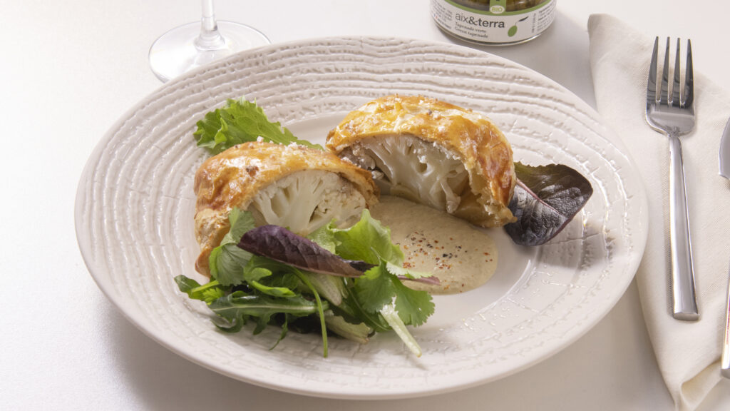 Pithiviers de choux-fleurs, Délice d'anchoïade, Crème de tapenade verte bio aix&terra