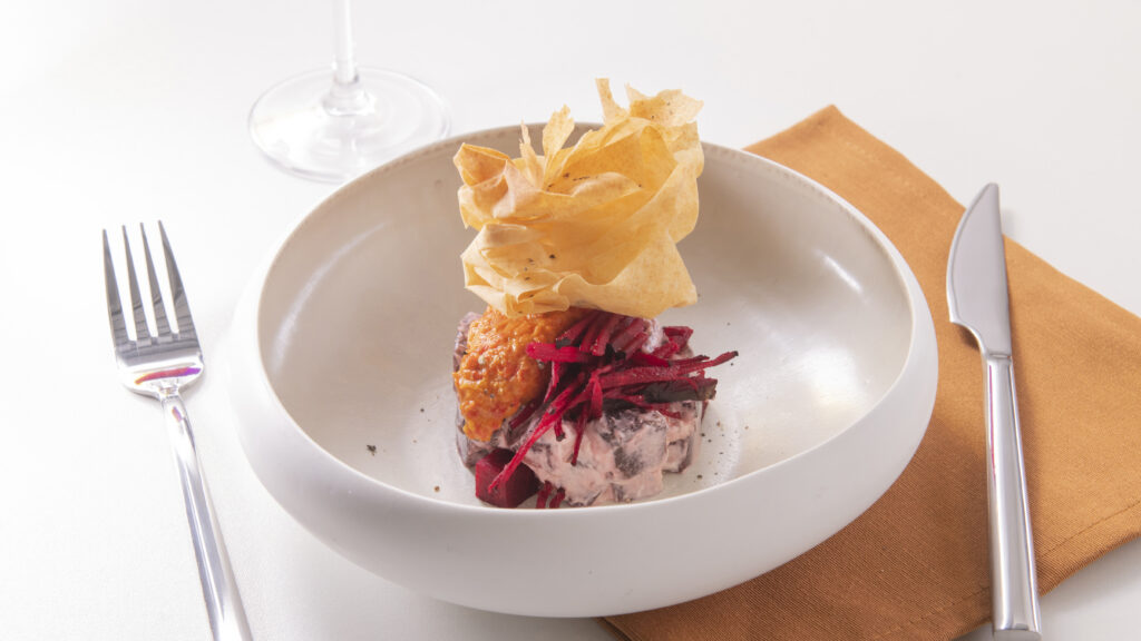 Tartare végétarien betterave & chèvre frais en fin croustillant, Poivronade bio aix&terra