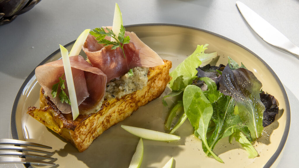 Brioche perdue, Copeaux de jambon cru, Crème d’artichauts à la truffe aix&terra