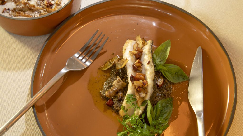 Filet de bar, Pesto de noix, viennois de topinambour