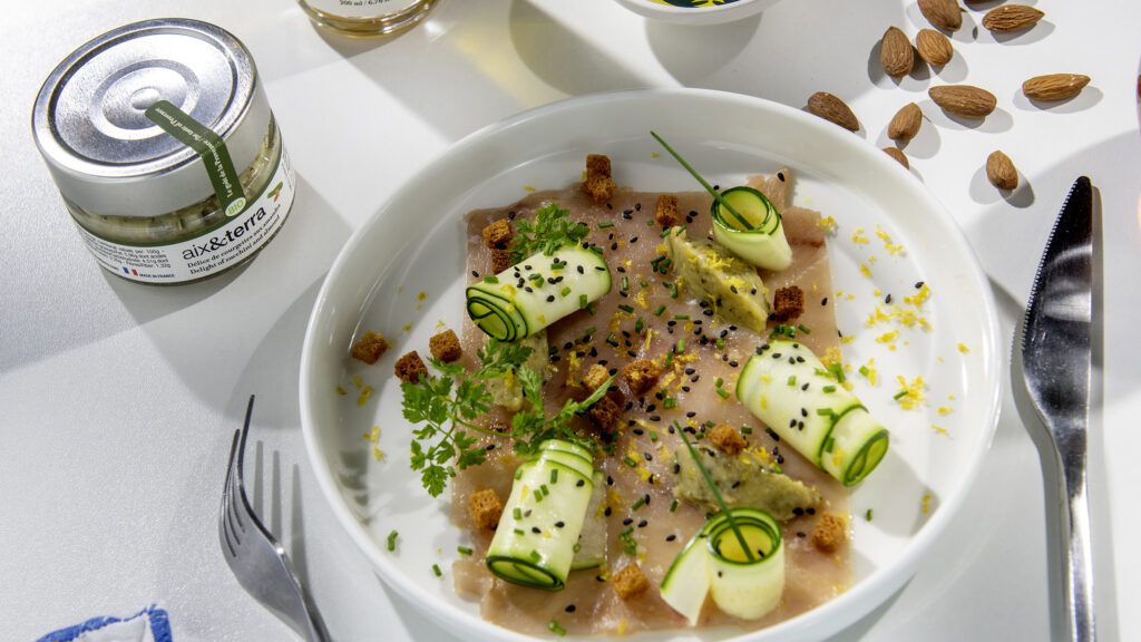 Carpaccio d’espadon, Délice de courgettes aux amandes bio aix&terra