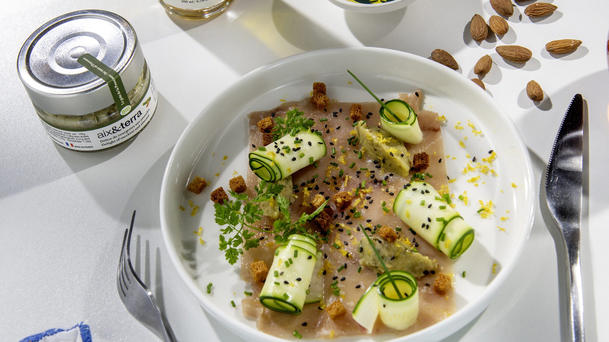 Carpaccio d’espadon, Délice de courgettes aux amandes bio aix&terra