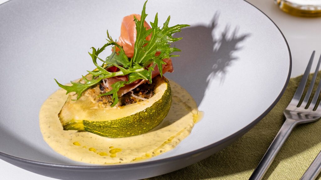 Courgettes farcies, champignon Paris, jambon Serrano, Crème basilic aix&terra