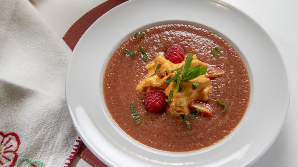 Gaspacho de tomate, émulsion Poivronade bio, Vinaigre pulpe de framboise aix&terra