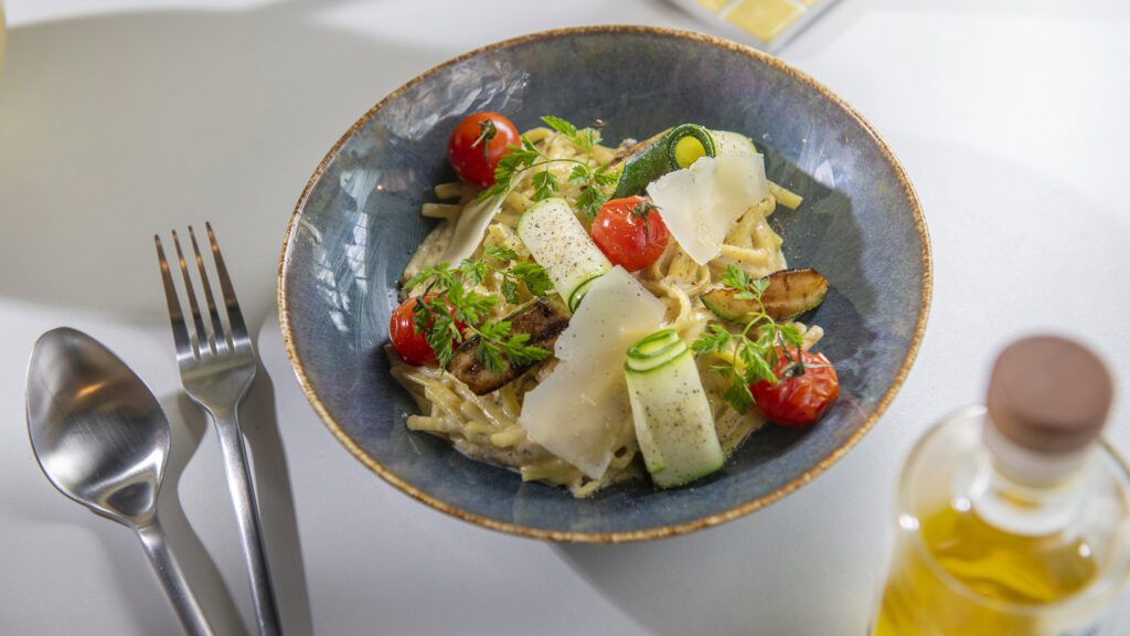 Linguine, légumes rôtis, Crème d'ail doux à la truffe d'été aix&terra