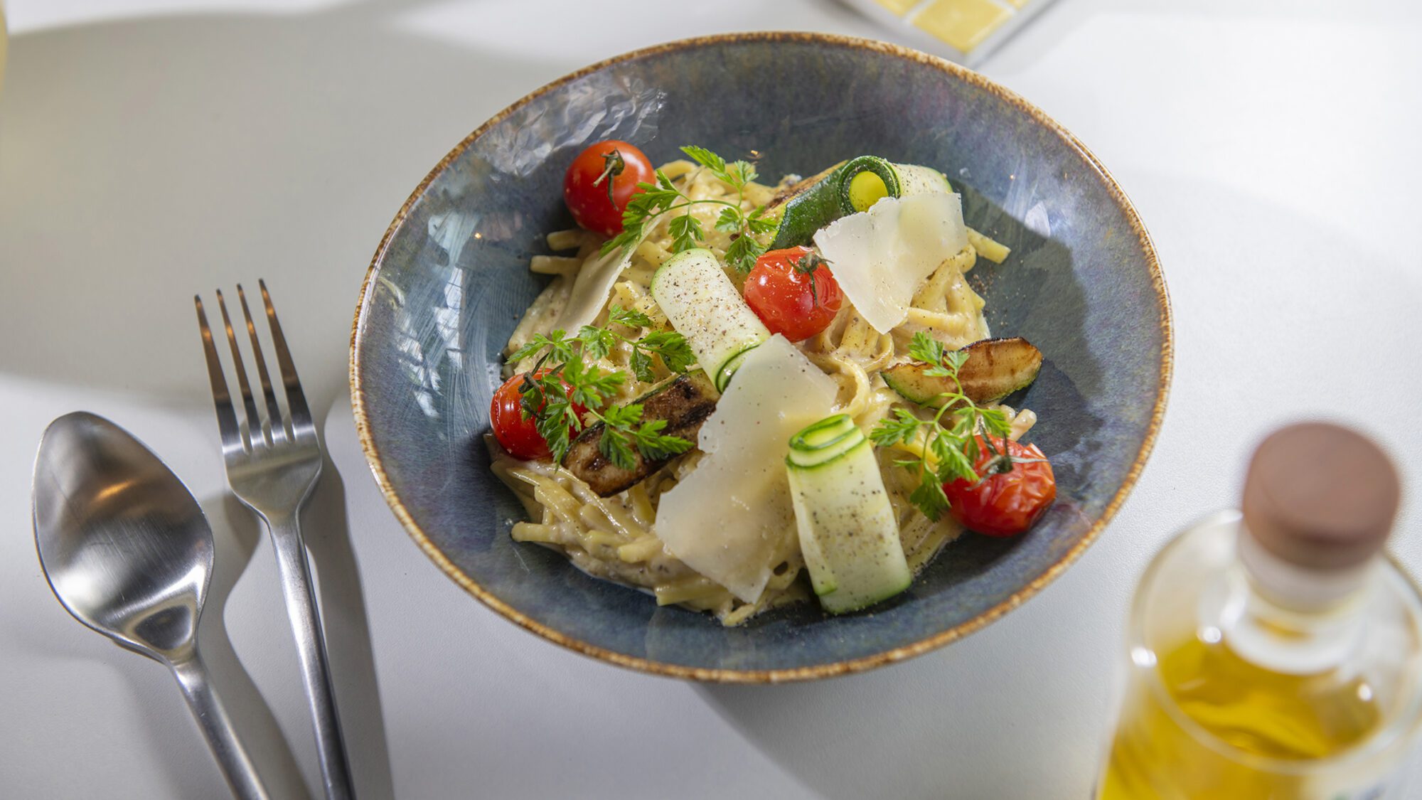 Linguine, légumes rôtis, Crème d'ail doux à la truffe d'été aix&terra