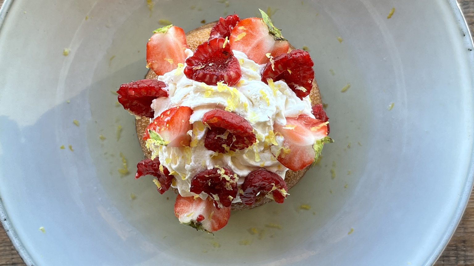 Lire la suite à propos de l’article Baba au rhum Crème de citron, fruits de saison