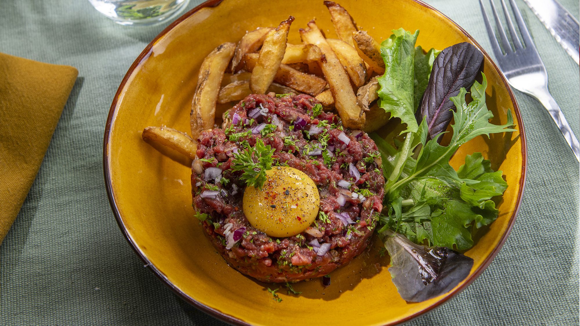 Tartare de bœuf, Sauce barbecue aix&terra, frites maison